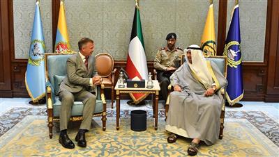 وزير الدفاع الشيخ أحمد الفهد مع وكيل دعم صادرات الدفاع لدى المملكة المتحدة