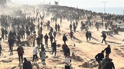 فلسطينيون ينتظرون المساعدات في غزة