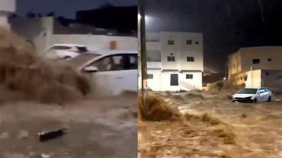 سيول جارفة تجتاح ‫المدينة المنورة‬ وتجرف عدداً من المركبات في طريقها