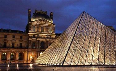 رئيسة اللوفر تعترف بضعف المراقبة بعد سرقة مجوهرات إمبراطورية