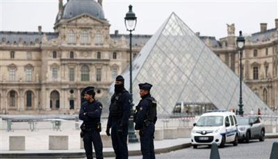 الشرطة الفرنسية توقف رجلين على خلفية سرقة متحف اللوفر