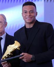 رسميًا: مبابي يتسلم الحذاء الذهبي لموسم 2024-2025