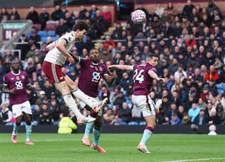 آرسنال يعزز صدارته في الدوري الإنجليزي بثنائية أمام بيرنلي