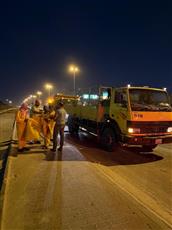 بلدية الأحمدي تنفذ حملة لتنظيف الخطوط السريعة من الرمال والمخلفات