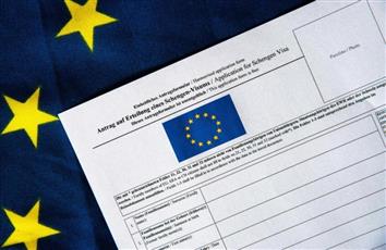 الاتحاد الأوروبي يفرض قيودا على التأشيرات للروس بسبب حرب أوكرانيا