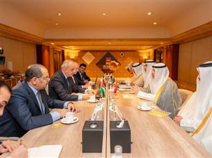 وزير الإعلام والثقافة يبحث مع وزير السياحة والآثار الأردني تعزيز التعاون السياحي