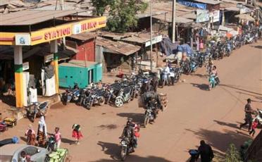 جماعة مرتبطة بالقاعدة توسع نفوذها في مالي عبر استهداف رعايا أجانب واختطاف ثلاثة مصريين