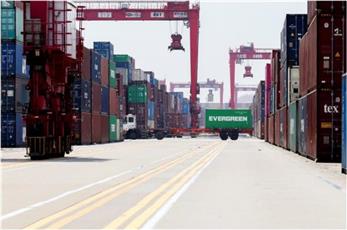 الصين تعلق فرض رسوم متعلقة بالموانئ على السفن الأمريكية