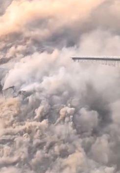 جسر هونغتشي ينهار جزئيًا نتيجة تراكم المياه الجبلية