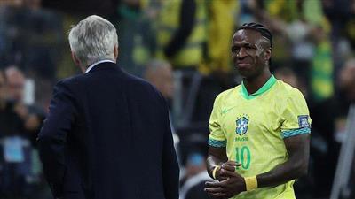 فينيسيوس يُشيد بأنشيلوتي ويُربك ريال مدريد بتلميحات ضد ألونسو