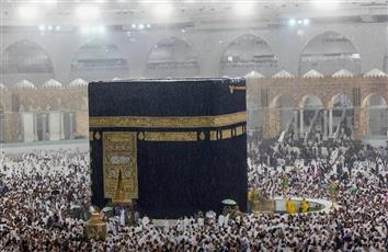 في لحظة مهيبة.. أمطار غزيرة تهطل على الحرم المكي