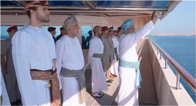 طاقم زورق البحرية الكويتية «استقلال» يحيي سلطان عمان