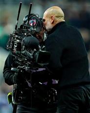 غوارديولا يثور بعد سقوط السيتي أمام نيوكاسل ويشتبك مع الحكام والمصورين