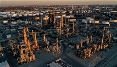 النفط يستقر مع تزايد مخاوف تخمة المعروض وضبابية محادثات إنهاء الحرب