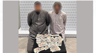 وزارة الداخلية: ضبط عربيَّين يروّجان دولارات مُزيفة