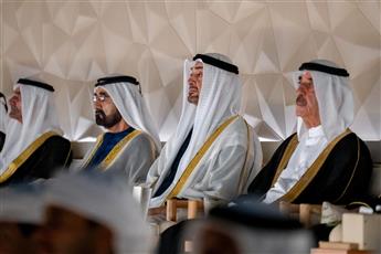 في مشهد مؤثر.. الشيخ محمد بن زايد يستمع إلى صوت والده المغفور له الشيخ زايد بن سلطان