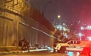إصابة أربعة فلسطينيين برصاص الاحتلال قرب جدار الفصل شمال شرقي القدس المحتلة