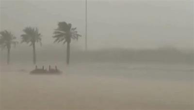 عاصفة مطرية قوية تضرب محافظة ينبع في السعودية