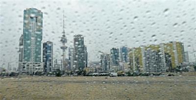 الداخلية: ضرورة التزام قائدي المركبات بإرشادات السلامة المرورية خلال هطول الأمطار