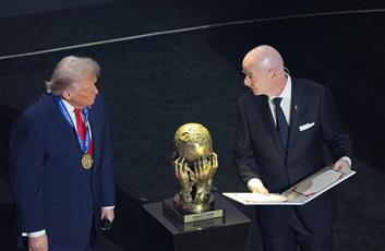 منح ترامب «جائزة فيفا للسلام» يثير اتهامات ضد إنفانتينو