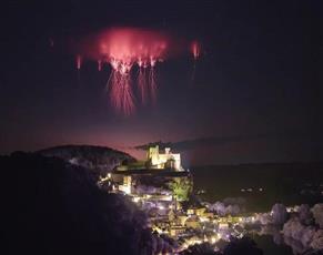 ناسا تكشف حقيقة الأضواء الحمراء الشبيهة بقناديل البحر