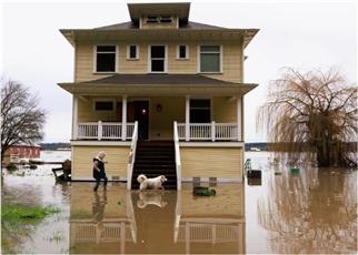 فيضانات عارمة تتسبب في عمليات إجلاء جماعية بولاية واشنطن