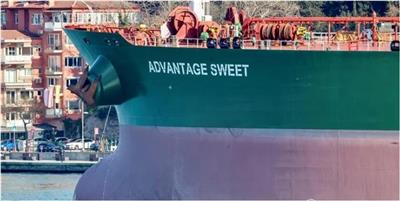 إيران تعتقل 18 من أفراد طاقم ناقلة أجنبية في خليج عمان