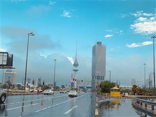 طقس معتدل وغائم جزئياً مع فرصة لأمطار خفيفة متفرقة نهاراً مائل للبرودة ليلًا.. والعظمى 21