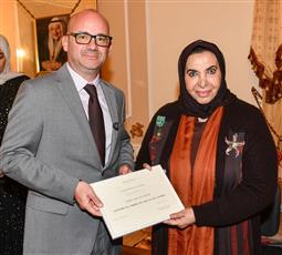 فرنسا تمنح الشيخة سعاد الصباح وسام الفنون والآداب تقديراً لمسيرتها الثقافية والفكرية