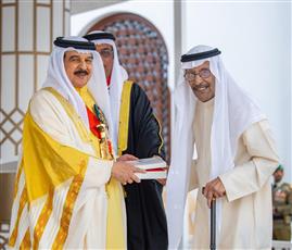 العاهل البحريني يمنح «وسام البحرين» للشاعر الكويتي بدر بورسلي