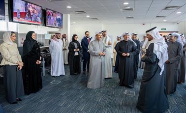 وزير الإعلام يلتقي نظيره البحريني بمناسبة زيارته إلى مملكة البحرين