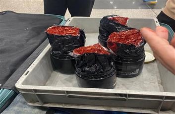 مصر.. أمن مطار القاهرة يكشف خدعة 4 ركاب لتهريب كمية كبيرة من المخدرات