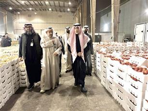 النائب الأول يزور سوق الاتحاد الكويتي للمزارعين في العارضية