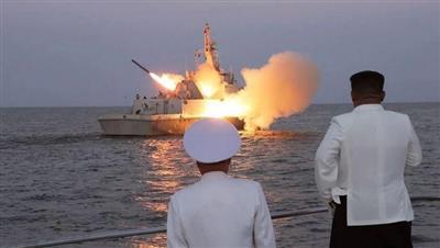 زعيم كوريا الشمالية يشهد اختبار إطلاق صواريخ بعيدة المدى