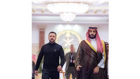 ولي العهد السعودي يبحث مع الرئيس الأوكراني تطورات الأزمة في بلاده