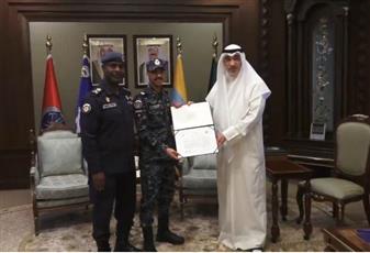 رئيس مجلس الوزراء بالإنابة يكّرم وكيل ضابط نواف النصار
