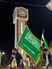 بأعلام السعودية.. السوريون يحتفلون بقرار ترامب رفع العقوبات عن بلادهم