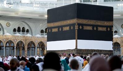 العناية الفائقة ببيت الله الحرام وسط انسيابية في حركة الطائفين