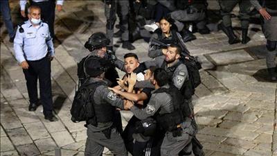 مستوطنون يرقصون استفزازياً في باب العامود خلال مسيرة الأعلام