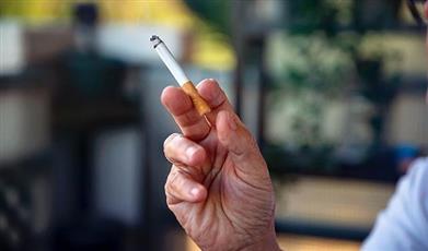 فرنسا تبدأ حظر التدخين في بعض الأماكن العامة