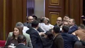 أرمينيا.. عراك نيابي عنيف خلال جلسة برلمانية