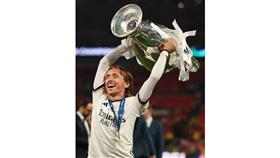 مودريتش يرد بسخرية على قناة برشلونة: فزت بدوري الأبطال أكثر منكم!