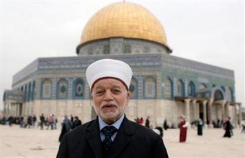 الاحتلال الإسرائيلي يقرر إبعاد مفتي القدس والديار الفلسطينية 6 شهور عن المسجد الأقصى