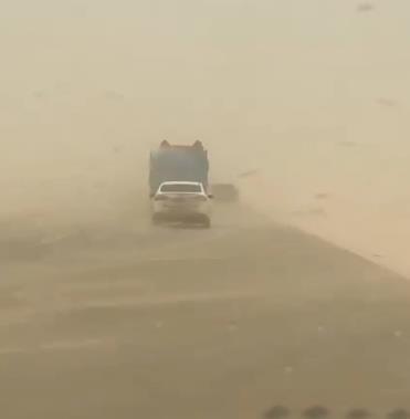 عاصفة غبارية كثيفة تضرب ولاية هـيماء العُمانية وتحدّ من مستوى الرؤية