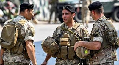 الجيش اللبناني يتسلم الدفعة الأولى من سلاح مخيم الرشيدية الفلسطيني
