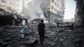 لحظة قصف الاحتلال برج طيبة في قطاع غزة وتدميره بالكامل