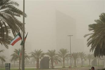 طقس حار والرياح نشطة مثيرة للغبار نهاراً مائل للحرارة ليلاً.. والعظمى 44