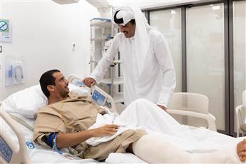 أمير قطر يزور المصابين جراء عدوان الاحتلال ويطمئن على حالتهم الصحي