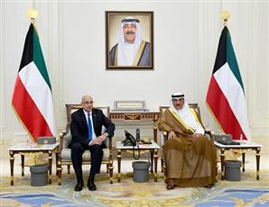 سمو ولي العهد يستقبل وزير الدفاع التونسي