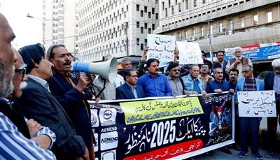 باكستان تصدر أحكاماً بالسجن المؤبد بحق صحفيين بتهم مرتبطة بالإرهاب